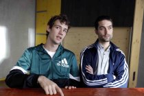 Christopher Annen und Henning May von der deutsche Pop-Rock-Band AnnenMayKantereit im Interview bezüglich der Veröffentlichung ihrer neuen Albums "Schlagschatten" im Hostel "Die Wohngemeinschaft" Köln (© Thomas Brill)