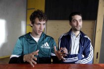 Christopher Annen und Henning May von der deutsche Pop-Rock-Band AnnenMayKantereit im Interview bezüglich der Veröffentlichung ihrer neuen Albums "Schlagschatten" im Hostel "Die Wohngemeinschaft" Köln (© Thomas Brill)