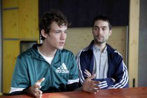 Christopher Annen und Henning May von der deutsche Pop-Rock-Band AnnenMayKantereit im Interview bezüglich der Veröffentlichung ihrer neuen Albums "Schlagschatten" im Hostel "Die Wohngemeinschaft" Köln (© Thomas Brill)