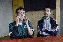 Christopher Annen und Henning May von der deutsche Pop-Rock-Band AnnenMayKantereit im Interview bezüglich der Veröffentlichung ihrer neuen Albums "Schlagschatten" im Hostel "Die Wohngemeinschaft" Köln (© Thomas Brill)