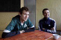 Christopher Annen und Henning May von der deutsche Pop-Rock-Band AnnenMayKantereit im Interview bezüglich der Veröffentlichung ihrer neuen Albums "Schlagschatten" im Hostel "Die Wohngemeinschaft" Köln (© Thomas Brill)