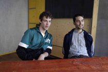 Christopher Annen und Henning May von der deutsche Pop-Rock-Band AnnenMayKantereit im Interview bezüglich der Veröffentlichung ihrer neuen Albums "Schlagschatten" im Hostel "Die Wohngemeinschaft" Köln (© Thomas Brill)