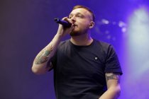 Deutsche Hip-Hop-Gruppe Antilopen Gang gastiert auf ihrer "Anarchie und Alltag"-Tour auf der Bühne am Hohenzollernring Köln (© Thomas Brill)