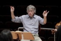 Italienischer Flötist und Dirigent Giovanni Antonini leitet das Ensemble Il Giardino Armonico in der Philharmonie Köln (© Thomas Brill)