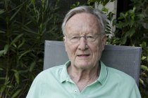 Ehemaliger deutscher SPD-Politiker und Kölner Regierungspräsident Dr. Franz-Josef Antwerpes in seinem Haus Am Römerhof 24 in Köln (© Thomas Brill)