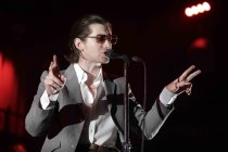 Britische Indie-Rockband Arctic Monkeys gastiert auf ihrer "Tranquility Base Hotel & Casino"-Tour in der Mitsubishi Electric Halle Düsseldorf (© Thomas Brill)