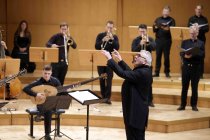 Englische Dirigent Howard Arman leitet das Balthasar-Neumann-Ensemble mit dem Balthasar-Neumann-Chor und -Solisten in der Kölner Philharmonie (© Thomas Brill)