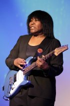 Britische Singer-Songwriterin Joan Armatrading gastiert auf ihrer "Joan´s last major tour and first solo"-Tour in der Kantine Köln (© Thomas Brill)