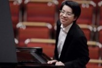 Amerikanische Pianist Kit Armstrong begleitet die Deutsche Kammerphilharmonie Bremen unter der Leitung des deutschen Dirigenten Clemens Schuldt in der Philharmonie Köln (© Thomas Brill)