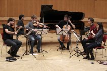 Amerikanische Pianist Kit Armstrong gastiert in Begleitung Marc Bouchkov (Violine), Nils Mönkemeyer (Viola), Christian Poltéra (Violoncello), Alec Frank-Gemmill (Horn) und Boglárka Pecze (Klarinette) in der Philharmonie Köln (© Thomas Brill)