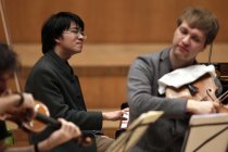 Amerikanische Pianist Kit Armstrong gastiert in Begleitung Marc Bouchkov (Violine), Nils Mönkemeyer (Viola), Christian Poltéra (Violoncello), Alec Frank-Gemmill (Horn) und Boglárka Pecze (Klarinette) in der Philharmonie Köln (© Thomas Brill)