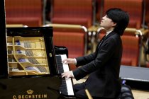 Amerikanische Pianist Kit Armstrong gastiert in Begleitung der Junge Deutsche Philharmonie unter der Leitung des deutschen Dirigenten André de Ridder in der Kölner Philharmonie (© Thomas Brill)