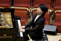 Amerikanische Pianist Kit Armstrong gastiert in Begleitung der Junge Deutsche Philharmonie unter der Leitung des deutschen Dirigenten André de Ridder in der Kölner Philharmonie (© Thomas Brill)