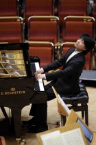 Amerikanische Pianist Kit Armstrong gastiert in Begleitung der Junge Deutsche Philharmonie unter der Leitung des deutschen Dirigenten André de Ridder in der Kölner Philharmonie (© Thomas Brill)