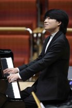 Amerikanische Pianist Kit Armstrong gastiert in Begleitung der Junge Deutsche Philharmonie unter der Leitung des deutschen Dirigenten André de Ridder in der Kölner Philharmonie (© Thomas Brill)