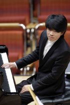 Amerikanische Pianist Kit Armstrong gastiert in Begleitung der Junge Deutsche Philharmonie unter der Leitung des deutschen Dirigenten André de Ridder in der Kölner Philharmonie (© Thomas Brill)