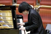 Amerikanische Pianist Kit Armstrong gastiert in Begleitung der Junge Deutsche Philharmonie unter der Leitung des deutschen Dirigenten André de Ridder in der Kölner Philharmonie (© Thomas Brill)