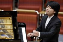 Amerikanische Pianist Kit Armstrong gastiert in Begleitung der Junge Deutsche Philharmonie unter der Leitung des deutschen Dirigenten André de Ridder in der Kölner Philharmonie (© Thomas Brill)