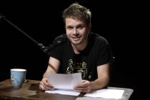 Deutsche Schauspieler Jonas Baeck stellt in Begleitung seines Vaters Rolf Ketan Tepel seinen autobiographischen Reiseroman "Mit dem Schlumpf nach Dublin" im Theater im Bauturm Köln vor (© Thomas Brill)