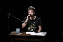 Deutsche Schauspieler Jonas Baeck stellt in Begleitung seines Vaters Rolf Ketan Tepel seinen autobiographischen Reiseroman "Mit dem Schlumpf nach Dublin" im Theater im Bauturm Köln vor (© Thomas Brill)