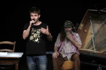 Deutsche Schauspieler Jonas Baeck stellt in Begleitung seines Vaters Rolf Ketan Tepel seinen autobiographischen Reiseroman "Mit dem Schlumpf nach Dublin" im Theater im Bauturm Köln vor (© Thomas Brill)