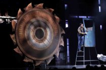 Bruno Schmitz spielt im Stück "Bagger" einen Baggerfahrer auf Abwegen in Köln bei der Stunksitzung 2019 im E-Werk Köln (© Thomas Brill)