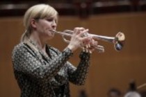 Englische Trompeterin Alison Balsom begleitet die Wiener Symphoniker unter der Leitung des russischen Dirigenten Dmitrij Kitajenko in der Philharmonie Köln (© Thomas Brill)