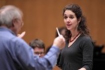 Deutsche Sopranistin Juliane Banse begleitet das Collegium Novum Zürich unter der Leitung des schweizer Oboisten Heinz Holliger in der Philharmonie Köln (© Thomas Brill)