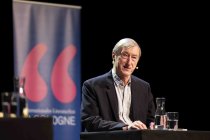 Der englische Schriftsteller Julian Barnes, Moderator Alf Mentzer und der deutsche Dramaturg Frank Arnold sprechen über das Leben und Sterben der "Elizabeth Finch" im Rahmen der lit.Cologne 2023 in den Satory Säle Köln (© Thomas Brill)