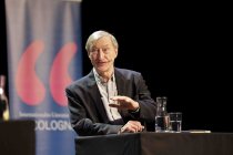 Der englische Schriftsteller Julian Barnes, Moderator Alf Mentzer und der deutsche Dramaturg Frank Arnold sprechen über das Leben und Sterben der "Elizabeth Finch" im Rahmen der lit.Cologne 2023 in den Satory Säle Köln (© Thomas Brill)