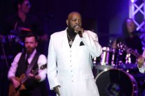 Der amerikanische Sänger Eric Conley gastiert mit The Barry White Experience - The Show in der Lanxess-Arena Köln (&copy; Thomas Brill)