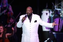 Der amerikanische Sänger Eric Conley gastiert mit The Barry White Experience - The Show in der Lanxess-Arena Köln (&copy; Thomas Brill)