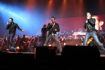 Deutsche Rock ’n’ Roll-Band The Baseballs gastierten bei der Night of the Proms 2013 in der Lanxess-Arena Köln (© Thomas Brill)