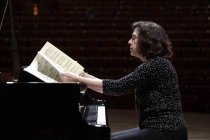 Russische Pianistin Elena Bashkirova gastiert mit Werken von Wolfgang Amadeus Mozart, Robert Schumann, Antonín Dvořák und Béla Bartók in der Kölner Philharmonié (© Thomas Brill)