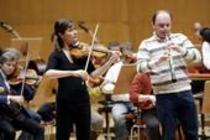 Englischer Dirigent Jonathan Nott leitet die Bamberger Symphoniker-Bayerische Staatsphilharmonie in Begleitung der georgische Violinistin Lisa Batiashvili  und des französischer Oboist François Leleux in der Philharmonie Köln (© Thomas Brill)