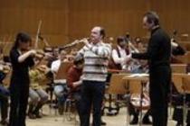 Englischer Dirigent Jonathan Nott leitet die Bamberger Symphoniker-Bayerische Staatsphilharmonie in Begleitung der georgische Violinistin Lisa Batiashvili  und des französischer Oboist François Leleux in der Philharmonie Köln (© Thomas Brill)