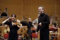 Englischer Dirigent Jonathan Nott leitet die Bamberger Symphoniker-Bayerische Staatsphilharmonie in Begleitung der georgische Violinistin Lisa Batiashvili  und des französischer Oboist François Leleux in der Philharmonie Köln (© Thomas Brill)