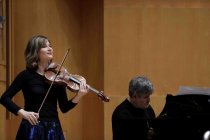 Georgische Violinistin Lisa Batiashvili gastiert in Begleitung des Königlichen Concertgebouworchester Amsterdam unter Leitung britischen Dirigenten Sir Antonio Pappano in der Philharmonie Köln (© Thomas Brill)