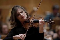 Georgische Violinistin Lisa Batiashvili gastiert in Begleitung des Königlichen Concertgebouworchester Amsterdam unter Leitung britischen Dirigenten Sir Antonio Pappano in der Philharmonie Köln (© Thomas Brill)