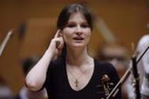 Englischer Dirigent Jonathan Nott leitet die Bamberger Symphoniker-Bayerische Staatsphilharmonie in Begleitung der georgische Violinistin Lisa Batiashvili  und des französischer Oboist François Leleux in der Philharmonie Köln (© Thomas Brill)