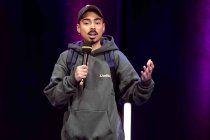 Deutscher Komiker Tony Bauer gastiert bei der Eröffnungsshow "KÖLN LACHT!" im Rahmen des 33. Köln Comedy Festival im Gloria Theater Köln (© Thomas Brill)
