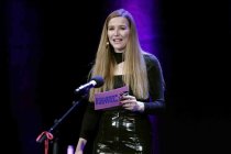 Deutsche Entertainerin Katrin Bauerfeind moderiert die Eröffnungsshow "KÖLN LACHT!" im Rahmen des 34. Köln Comedy Festival im Gloria Theater Köln (&copy; Thomas Brill)