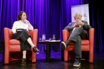 Deutsche Politiker Gerhart Baum und die deutsche Philosophin Elif Özmen diskutieren über Özmens grundlegendes Werk "Was ist Liberalismus?" im Rahmen der phil.COLOGNE im Comedia Theater Köln (© Thomas Brill)