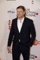 Britische Schauspieler Sean Bean bei der Verleihung der Film Festival Cologne Awards 2017 wird Kultur- und Wissenschaftsministerin Isabel Pfeiffer-Poensgen im IHK Börsensaal Köln (© Thomas Brill)