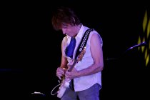 Britischer Rock-Gitarrist Jeff Beck gastiert mit seiner Band auf seiner "Loud Hailer"-Tour im E-Werk Köln (&copy; Thomas Brill)