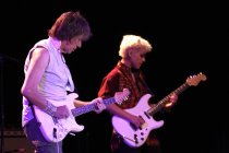Britischer Rock-Gitarrist Jeff Beck gastiert mit seiner Band auf seiner "Loud Hailer"-Tour im E-Werk Köln (&copy; Thomas Brill)