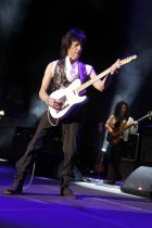Britischer Rock-Gitarrist Jeff Beck gastiert mit seiner neuen Band auf seiner "Jeff Beck"-Tour im E-Werk Köln (&copy; Thomas Brill)