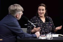 Ungarische Schriftstellerin Terézia Mora und der deutsche Journalist Martin Becker diskutieren über über Moras Werk "Muna oder die Hälfte des Lebens" im Rahmen der lit.Cologne Spezial im Klaus-von-Bismarck-Saal im Funkhaus Köln (&copy; Thomas Brill)