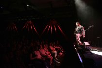 Deutsche Sänger Bernd Begemann gastiert auf seiner "Bernd Begemann Solo"-Tour im Gloria Theater Köln (© Thomas Brill)