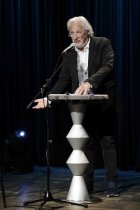 Rheinischer Kabarettist Konrad Beikircher eröffnet mit seinem "Kirche, Pest und neue Seuchen"-Programm das Live-Stream-Programm aus Anlass des 62 Geburtstags des Theaters im Senftöpfchen Theater Köln (&copy; Thomas Brill)
